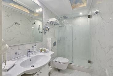 Ava Hotel And Suites