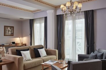 Ava Hotel And Suites