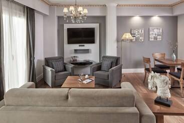Ava Hotel And Suites