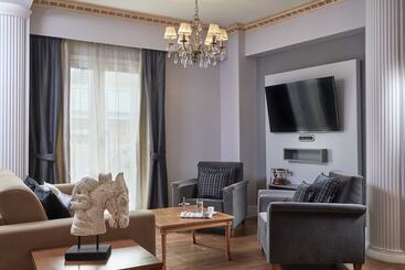 Ava Hotel And Suites