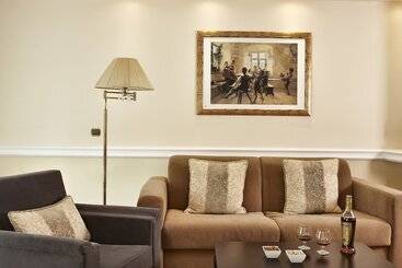 Ava Hotel And Suites