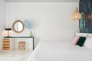 Kouros Hotel & Suites