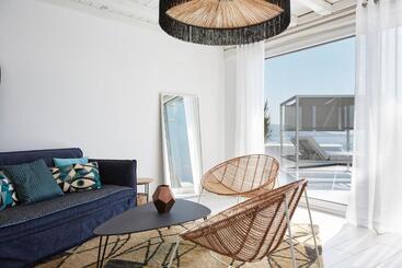 Kouros Hotel & Suites