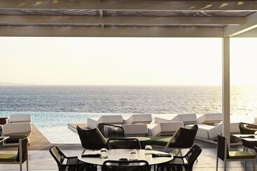 Kouros Hotel & Suites