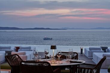 Kouros Hotel & Suites