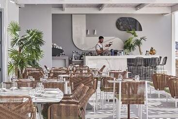 Kouros Hotel & Suites