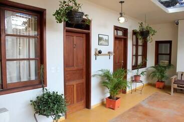 هتل La Ronda Downtown Hostel