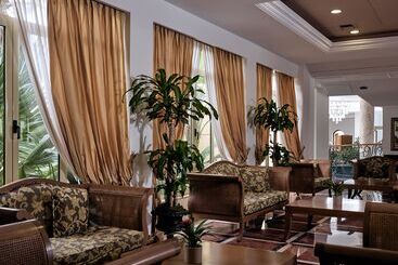 هتل Pilot Beach Resort