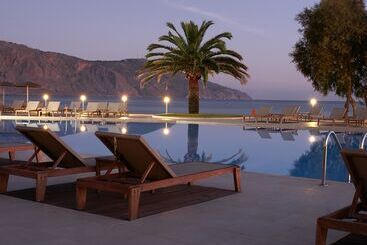 هتل Pilot Beach Resort