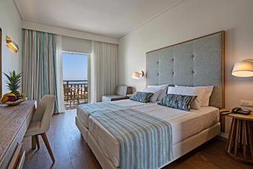 هتل Pilot Beach Resort