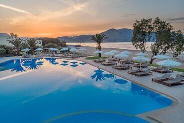 هتل Pilot Beach Resort