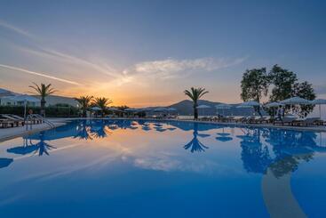 هتل Pilot Beach Resort