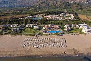 هتل Pilot Beach Resort