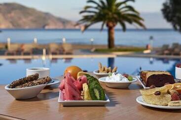 هتل Pilot Beach Resort