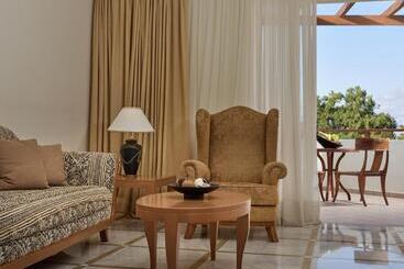 هتل Pilot Beach Resort