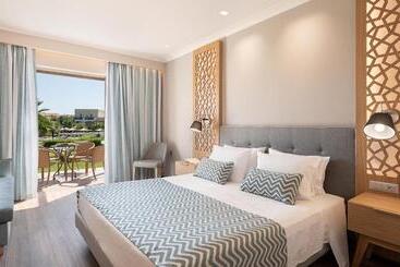 هتل Pilot Beach Resort