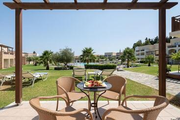 هتل Pilot Beach Resort