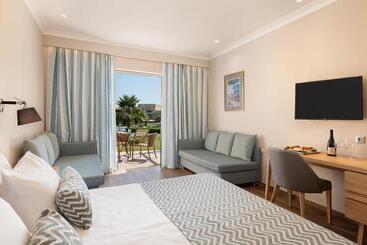 هتل Pilot Beach Resort