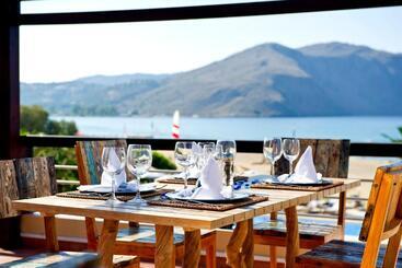 هتل Pilot Beach Resort