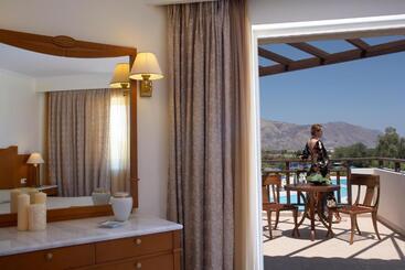 هتل Pilot Beach Resort