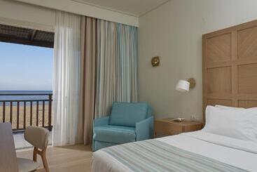 هتل Pilot Beach Resort