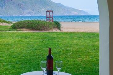 هتل Pilot Beach Resort