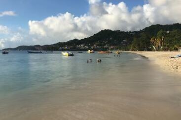 استراحتگاه Allamanda Beach