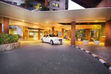 هتل Grand Tropic Suites