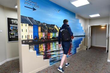 هتل Kinlay Hostel Eyre Square