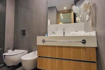 هتل Monot Suites