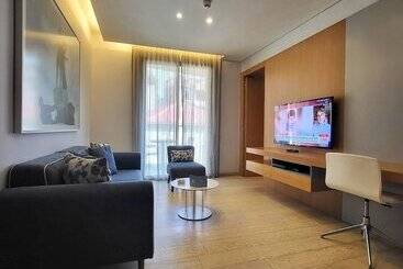 هتل Monot Suites