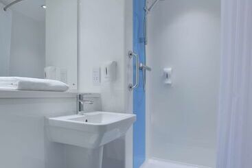 هتل Travelodge Cork Airport