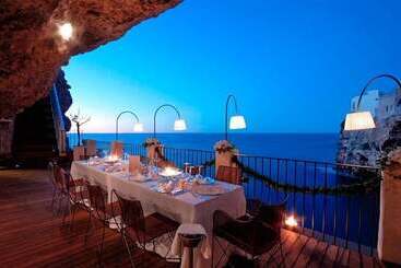 هتل Grotta Palazzese