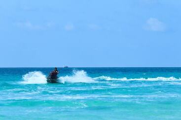 هتل Dhigurah Retreat Beach