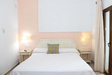 Hostal Doña Lola Marina