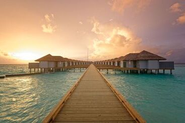 هتل Outrigger Maldives Maafushivaru Resort