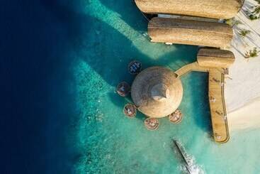 هتل Outrigger Maldives Maafushivaru Resort
