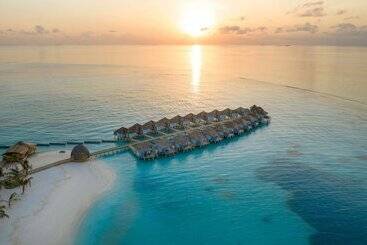 هتل Outrigger Maldives Maafushivaru Resort