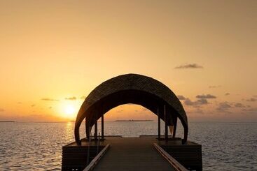 هتل Outrigger Maldives Maafushivaru Resort