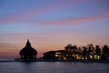 هتل Outrigger Maldives Maafushivaru Resort