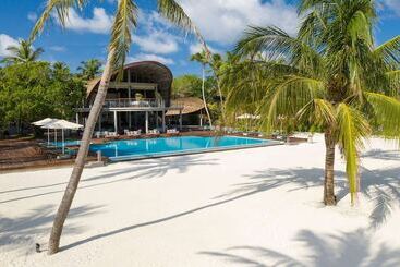 هتل Outrigger Maldives Maafushivaru Resort