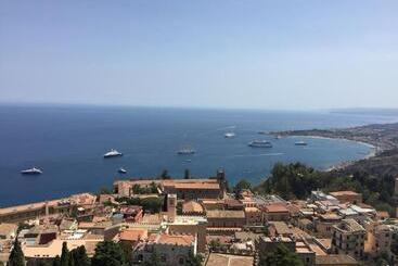 هتل Mediterranee