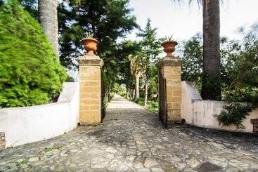 اقامتگاه Ah Premium Borgo Torre Artale
