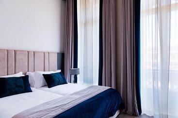 Amadomus Luxury Suites - Неаполь