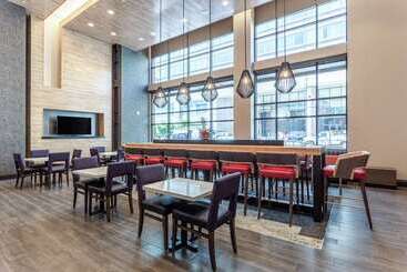 هتل Hampton Inn Oakland Downtown City Center