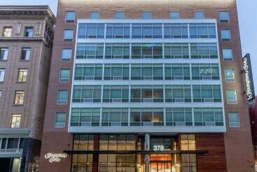 هتل Hampton Inn Oakland Downtown City Center