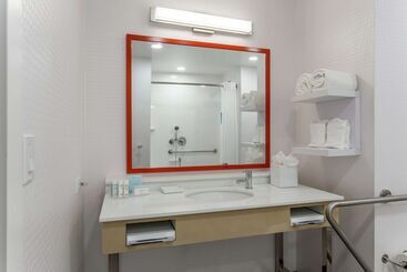 هتل Hampton Inn Oakland Downtown City Center