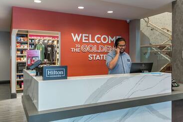 هتل Hampton Inn Oakland Downtown City Center