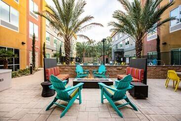 هتل Home2 Suites By Hilton Carlsbad