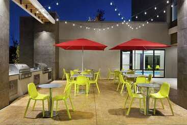 هتل Home2 Suites By Hilton Portland Airport Or